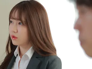 đi làm ăn với gã quản lý nổi tiếng dâm dê, em thư ký bị ép nện cả đêm