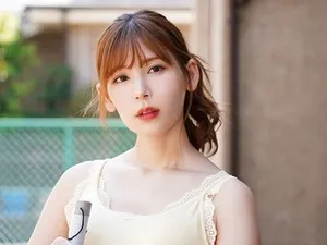 Em kế kính cận dễ thương ngồi nhún điệu nghệ