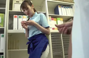 đến nhà bạn học chơi, thanh niên gạ làm tình má kế của bạn vì cô ấy quá trẻ